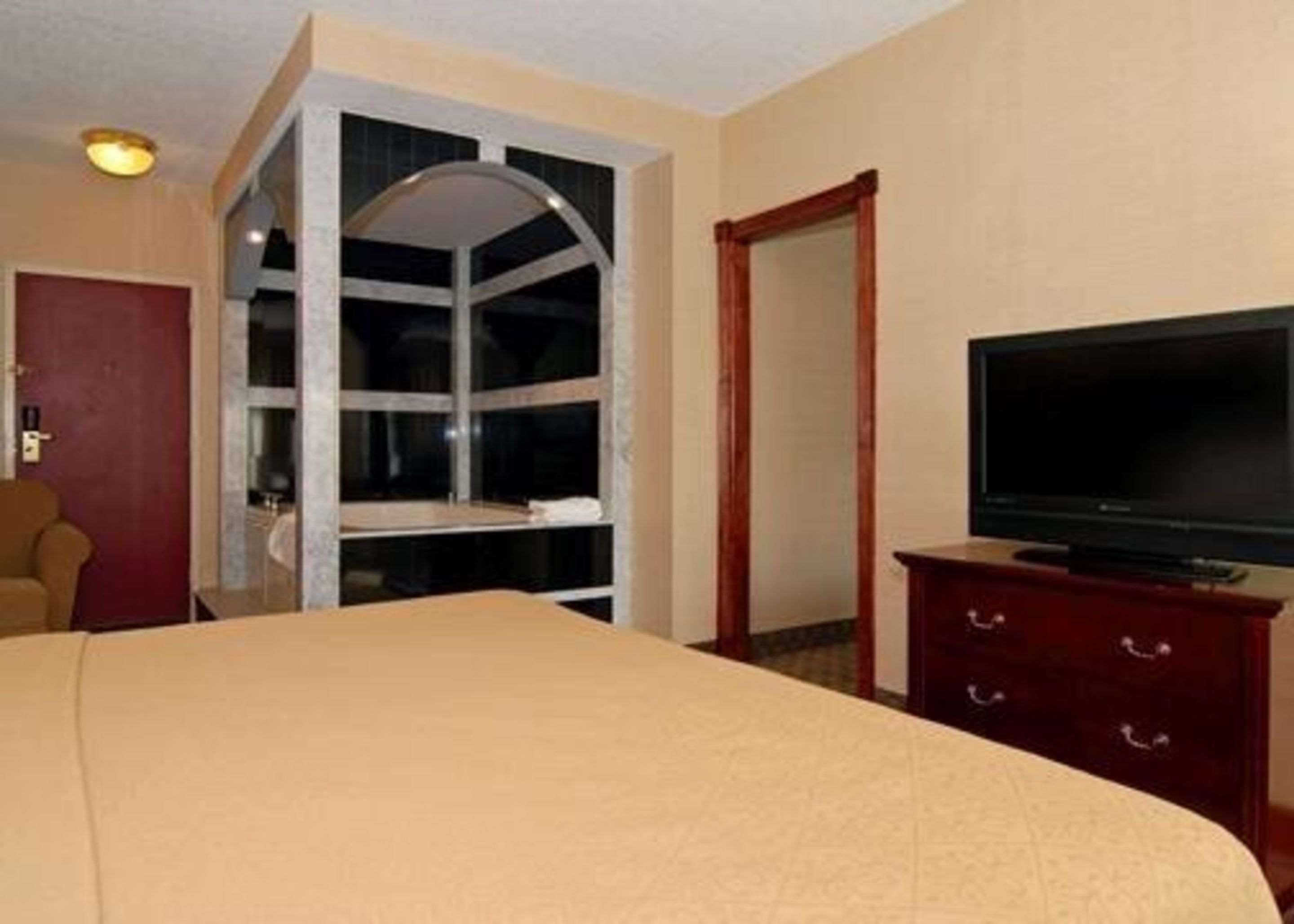 Quality Inn & Suites Bensalem Zewnętrze zdjęcie