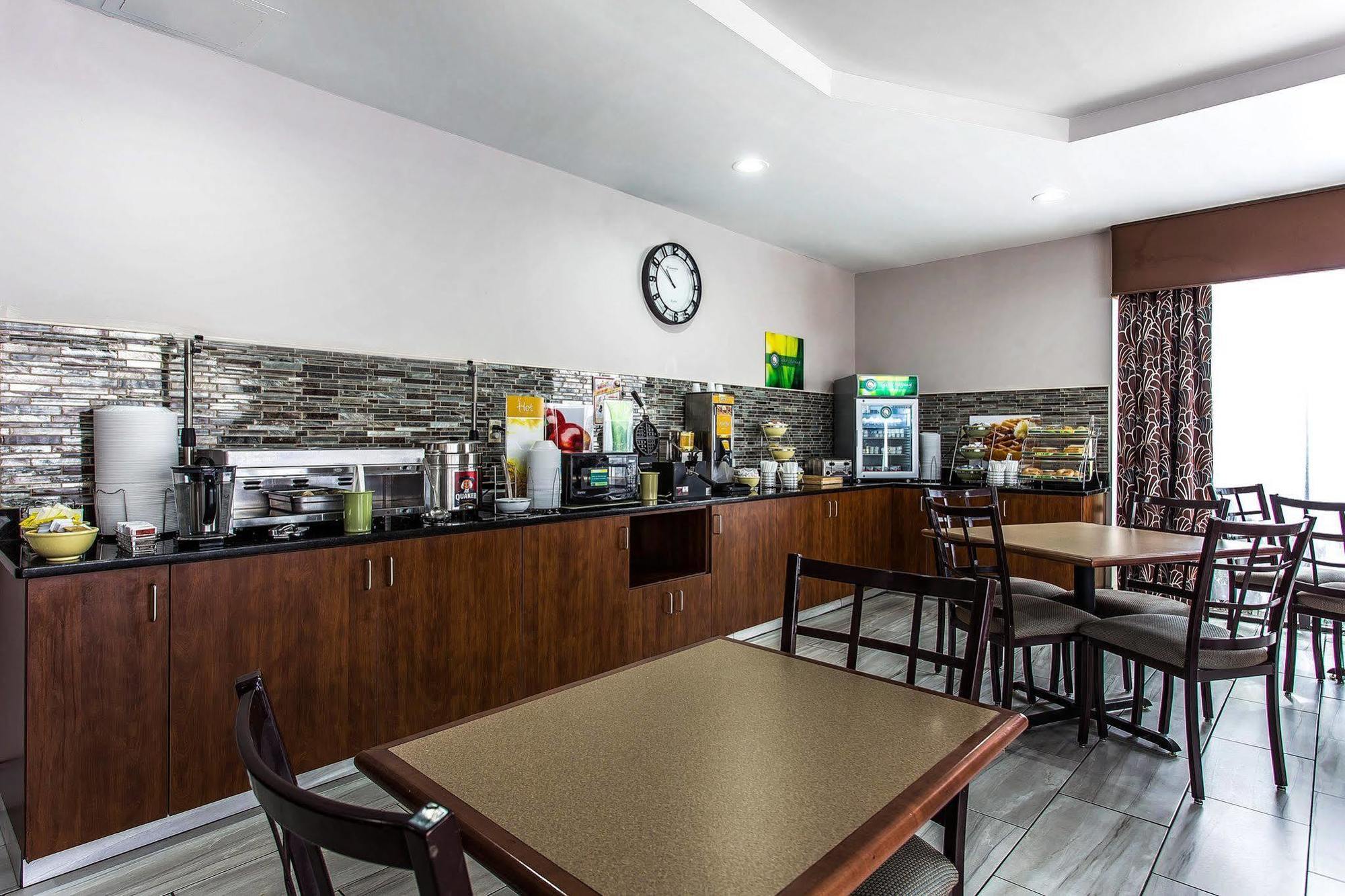 Quality Inn & Suites Bensalem Zewnętrze zdjęcie